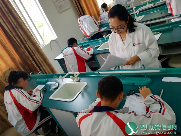 图三、认真监考的老师.jpg