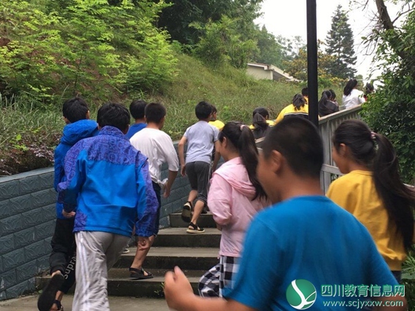 演练中－－全体向后山撤离.jpg