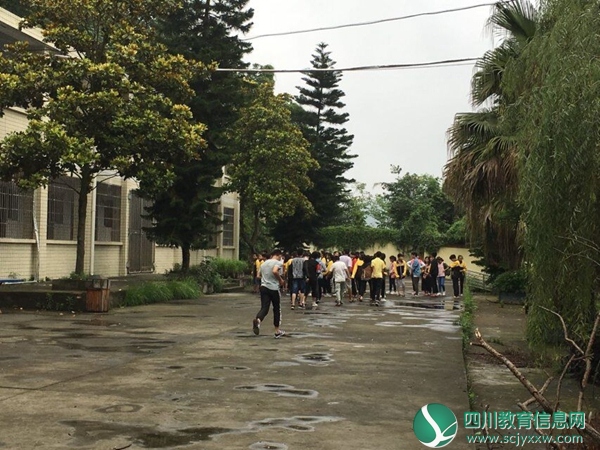 演练中－－全体向后山撤离，到达后操场.jpg