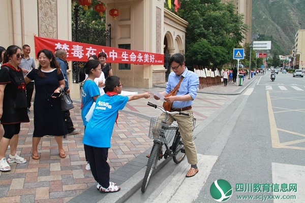 发放宣传单.JPG