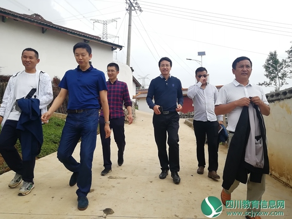 越西县西山乡笑迎内江职业技术学院师生志愿服务团