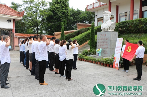 新店中学党员参观罗世文纪念馆