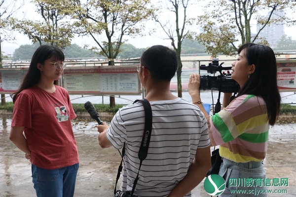 张妍冰同学接受峨眉电视台采访.JPG