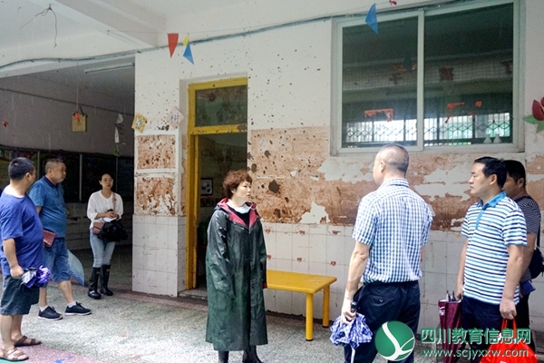 周启梅到马边城北幼儿检查指导灾后重建工作