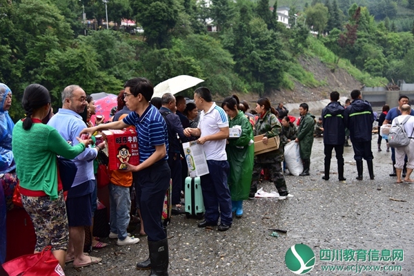 为受灾转移疏散人员发放食品.JPG