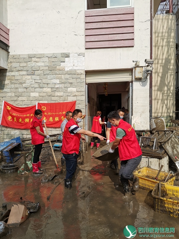 抗洪救灾 · 我们在行动----汶川二幼灾后清淤工作迅速展开 (2).jpg