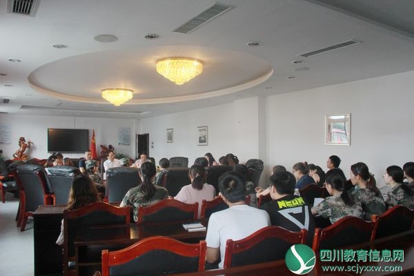 广安邻水实验学校召开新教师座谈会