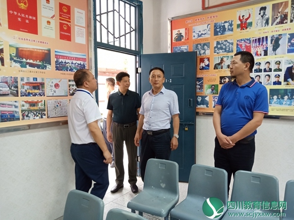 李明全参观船山职校法治教育基地IMG20190828100606.jpg