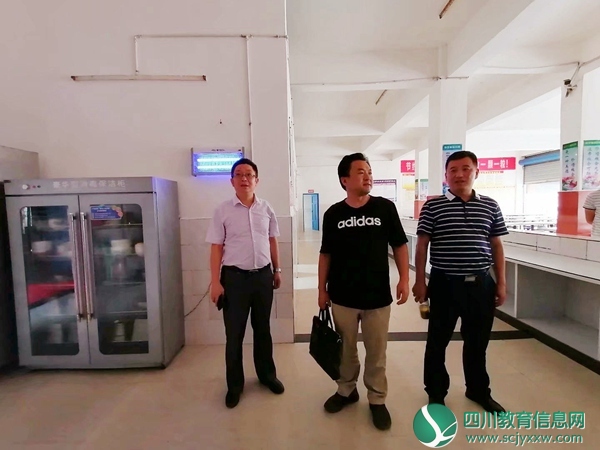 通江县教育科技和体育局副局长王良彬深入龙凤场镇中心小学检查指导开学工作