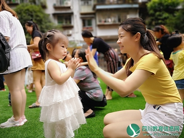 和妈妈一起做游戏.jpg