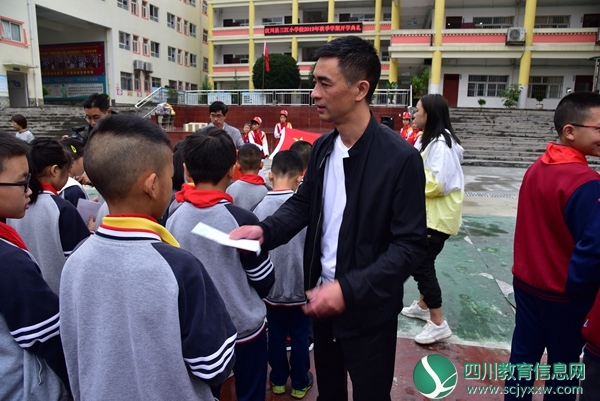 开学典礼上，三江镇党委书记给学生送慰问信.JPG