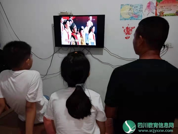 华蓥市阳和镇小学组织收看2019年《开学第一课》