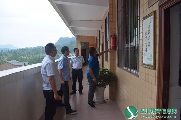 平昌县磴子小学扎实开展安全隐患排查活动