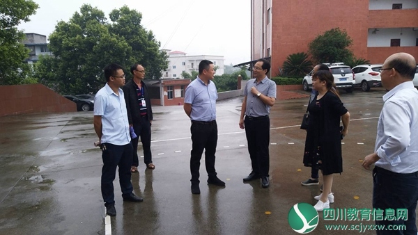 翠屏区白花镇镇长带队来到孔滩小学开展调研活动