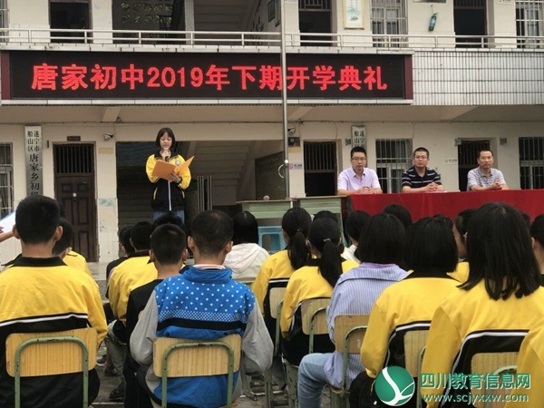 优秀学习标兵严晓会同学发言.jpg
