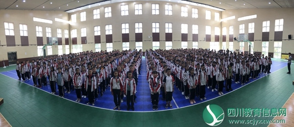 图一：同学们精神抖擞参加开学大会.JPG