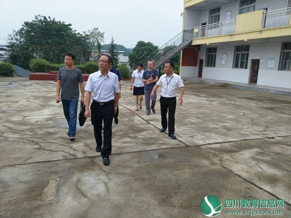 遂宁市教育局督学姚明调研聚贤初中开学工作