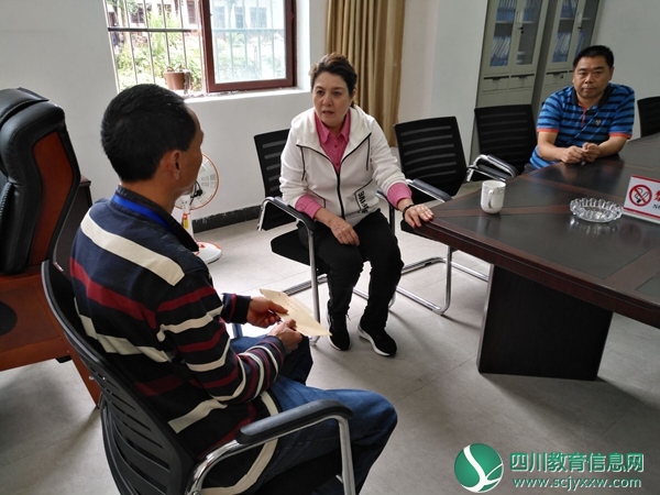 省教厅副厅长古丽帕丽·阿不都拉一行到校慰问困难教师