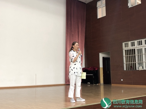 图四：年级组长骆晓红老师讲话.JPG