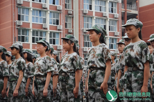 规范行为磨意志 培养习惯促成长 ——遂宁一中举行初2022级行为习惯训练汇报表演