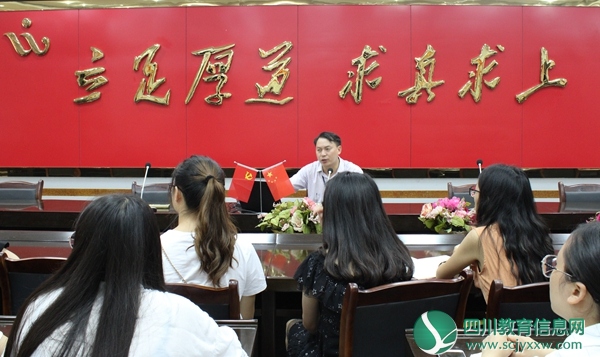 泸县五中举行新教师成长座谈会