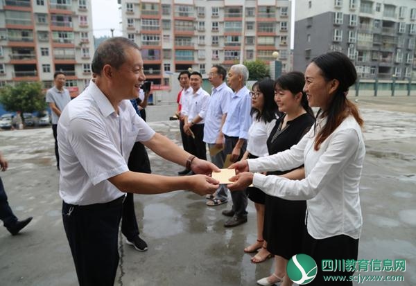 浓浓尊师情拳拳重教心——平昌县政协主席郑南贵看望慰问响滩小学教师
