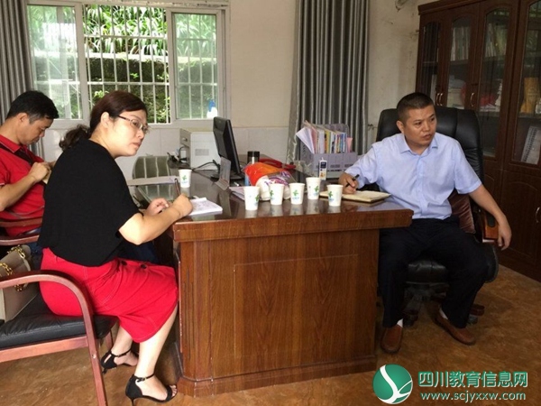 米军 校长认真听取蒋股长意见.jpg