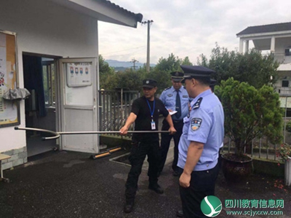 什邡市红白派出所来到红白小学开展开学安全工作