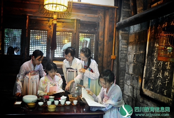 北辰街幼儿园开展教师节中秋节庆祝活动