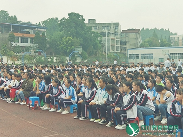 师生参加开学典礼 03a75b4469c77cfe27f6f37cc7677bd.jpg