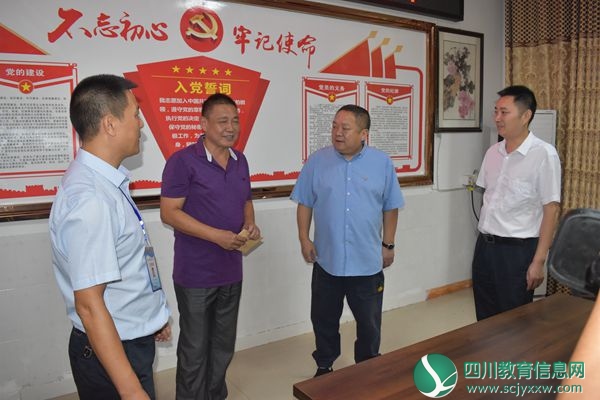 安居区人大主任邓立慰问退休教师