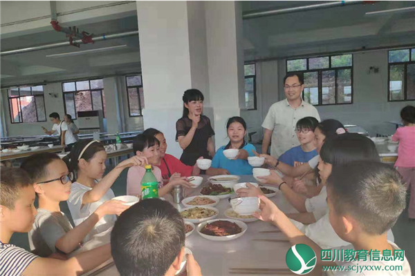 广安邻水县英才实验学校：情暖中秋 爱在校园