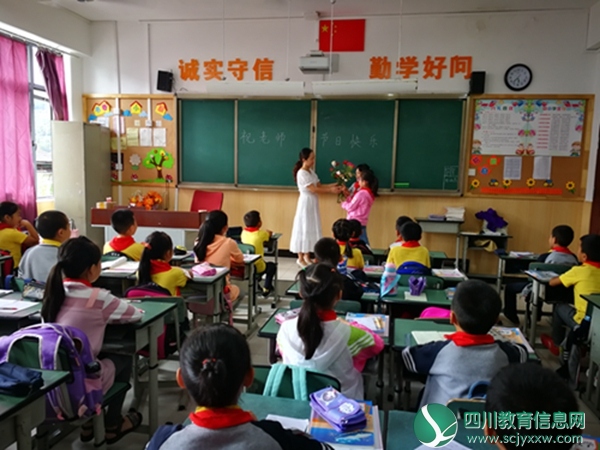 汶川八一小学庆祝第35个教师节。感恩老师.jpg