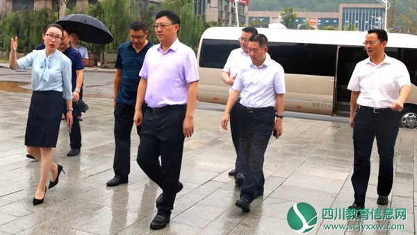 情系教师节，慰问暖人心 ——市、区级领导教师节走访慰问巴中经开区黄家沟实验小学教师
