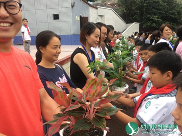 敬献鲜花.jpg