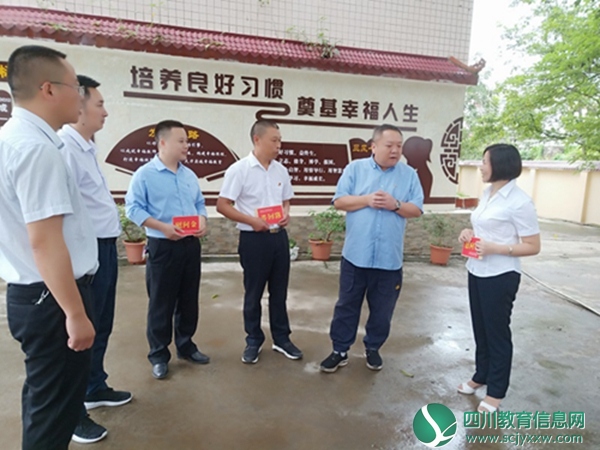 区人大常委会主任邓立到东禅小学慰问教师