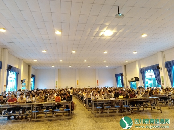 罗江中学召开初一年级家长会