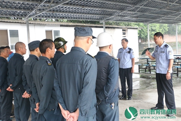 峨眉一中对保安举行反恐防暴技防培训