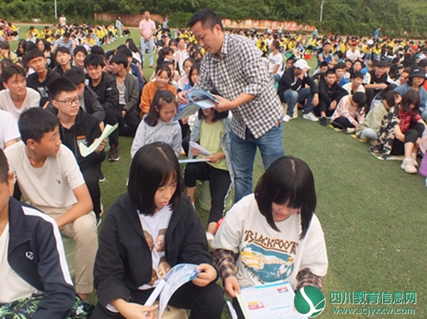西眉中学举办“与法同行，健康成长”法制讲座