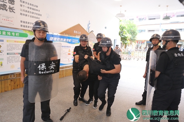 成功制服“歹徒”.jpg