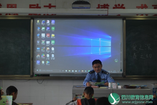 什邡市红白小学举行安全法制讲座