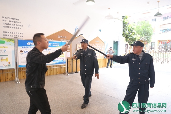 门卫与歹徒周旋.jpg