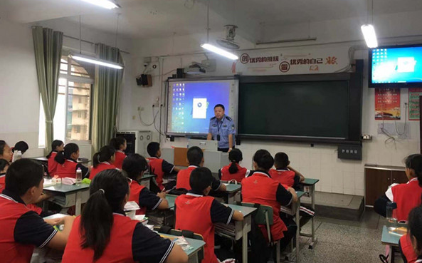 市外国语学校举行新学年法治班主任聘任仪式