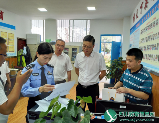 遂宁市教育体育局副局长严君昌督查校车安全
