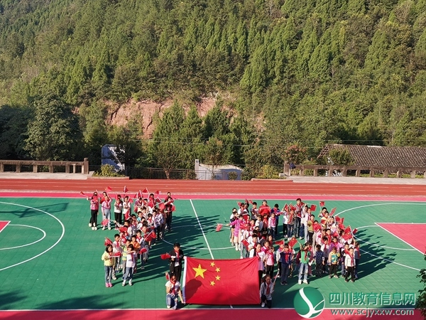 通江县文胜小学向祖国70周年献礼