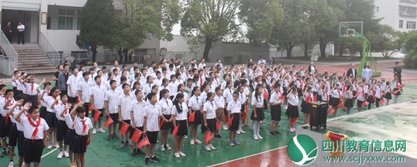 巴州区光辉小学“向国旗敬礼，喜迎祖国70华诞”