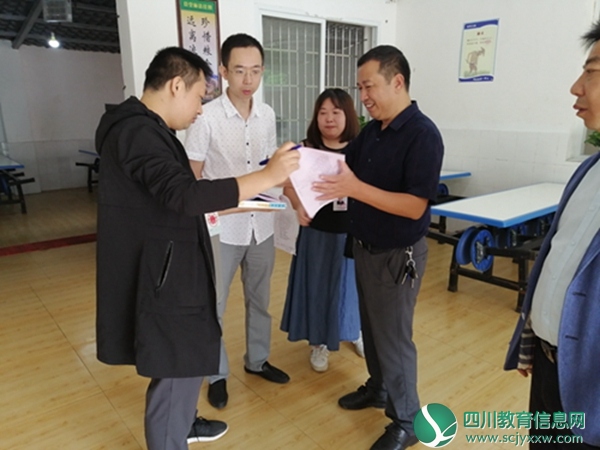 安居区市场监督管理局对兴旺明德小学食堂食品安全卫生检查