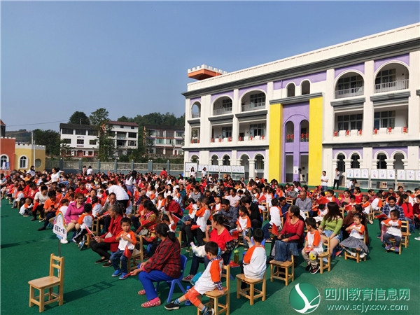 广安邻水观音桥镇中心幼儿园开展“我爱您，我的祖国；我爱您，我的幼儿园”庆国庆活动