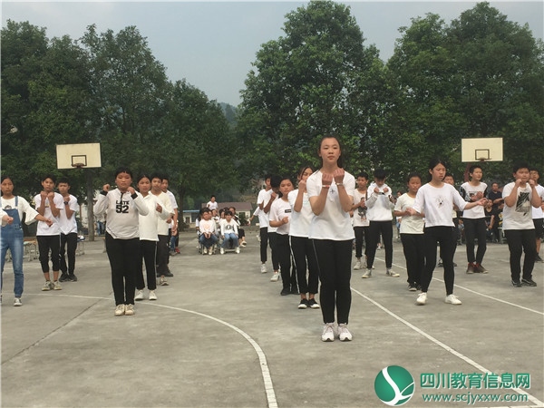 广安邻水县梁板乡初级中学举行庆国庆队列队形广播体操比赛活动
