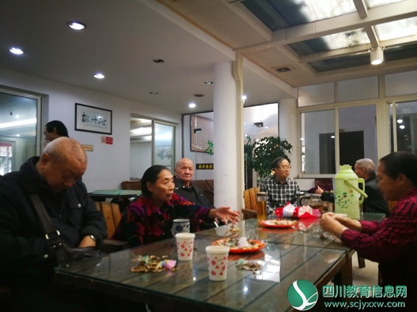 旌阳区新中学校召开退休教师座谈会